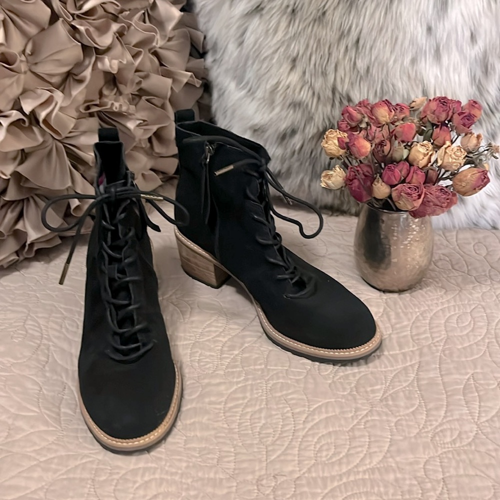 Toms Black Lace-Up Ankle Boots with Tan Sole